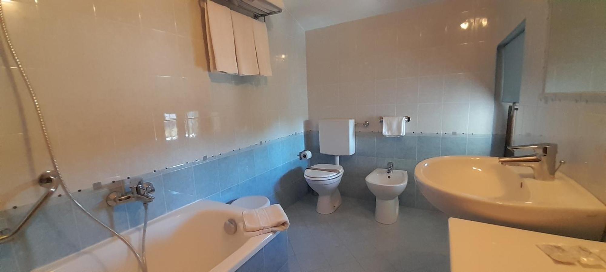 Hotel Ceretto Busca Екстериор снимка