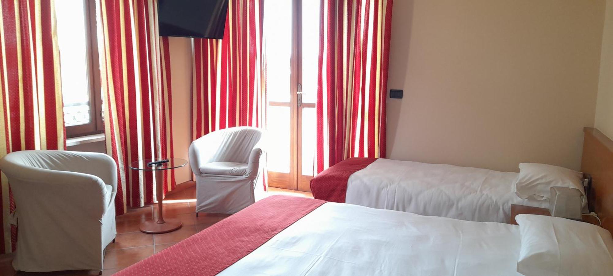 Hotel Ceretto Busca Екстериор снимка