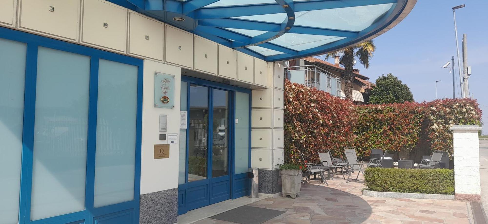 Hotel Ceretto Busca Екстериор снимка