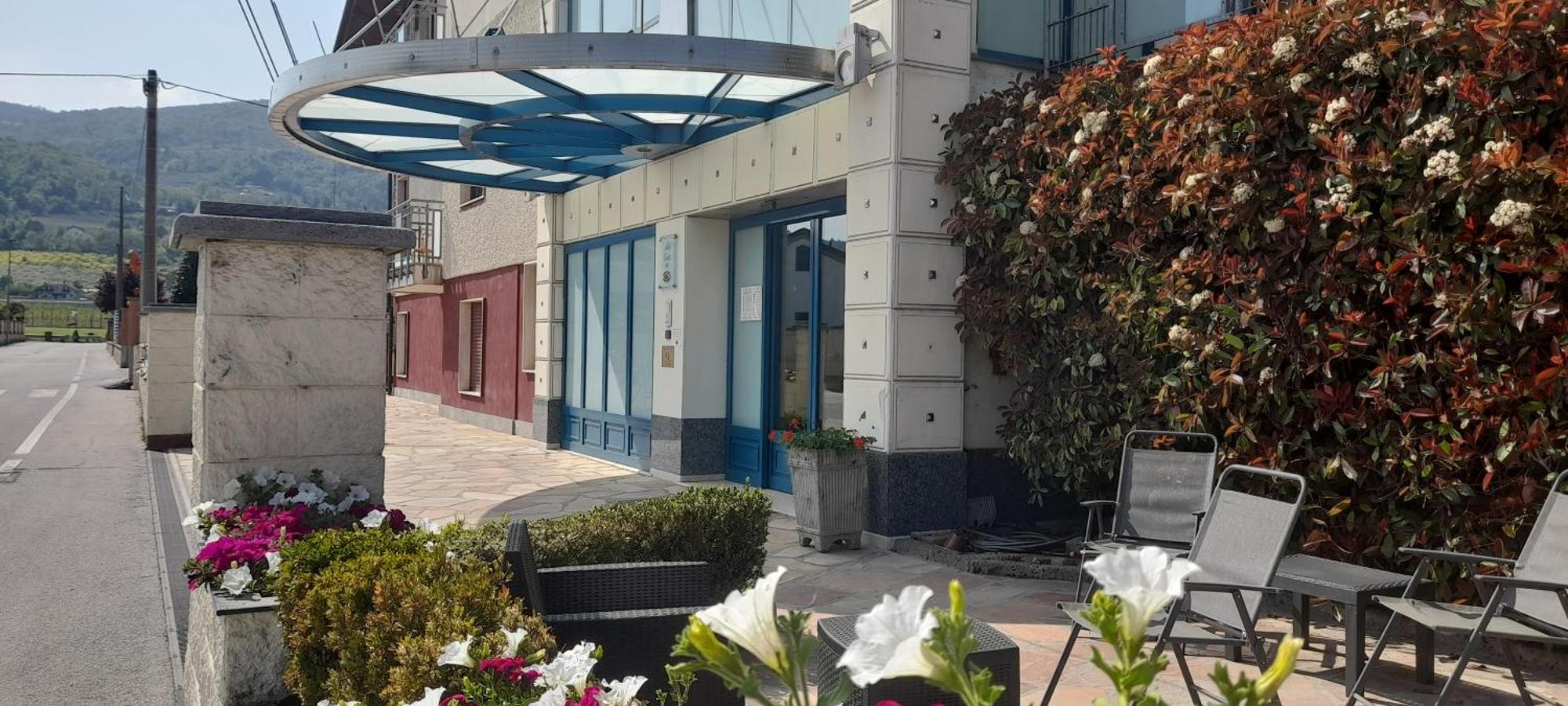 Hotel Ceretto Busca Екстериор снимка