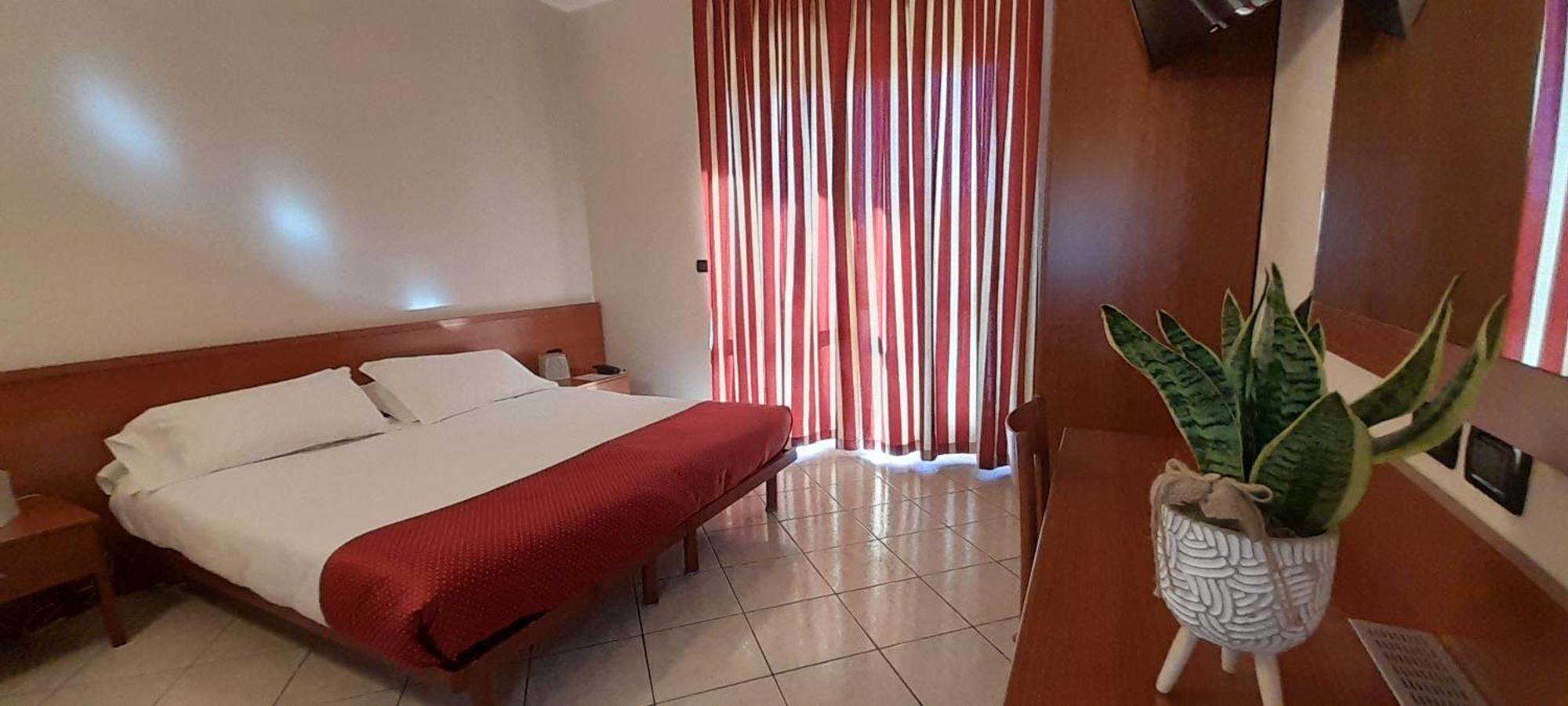 Hotel Ceretto Busca Екстериор снимка