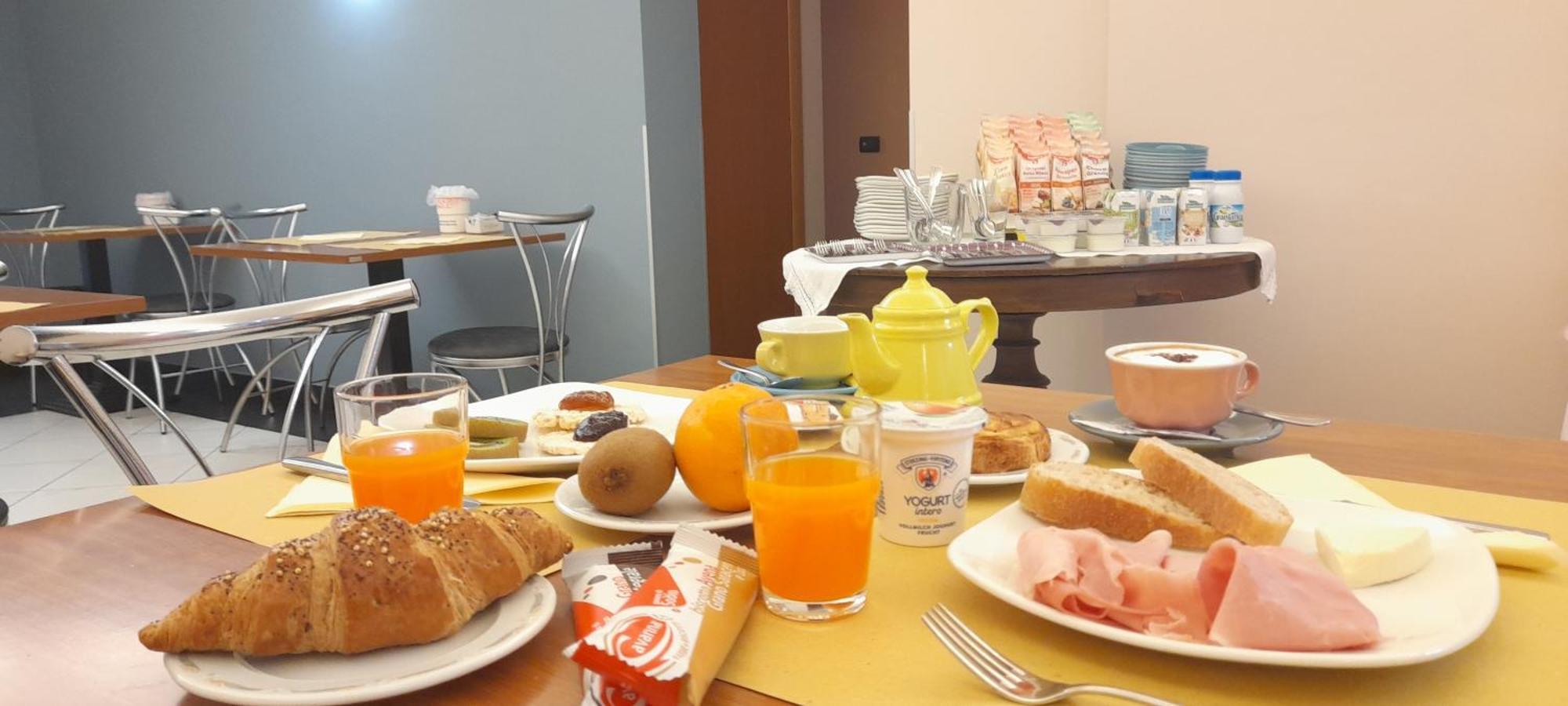 Hotel Ceretto Busca Екстериор снимка