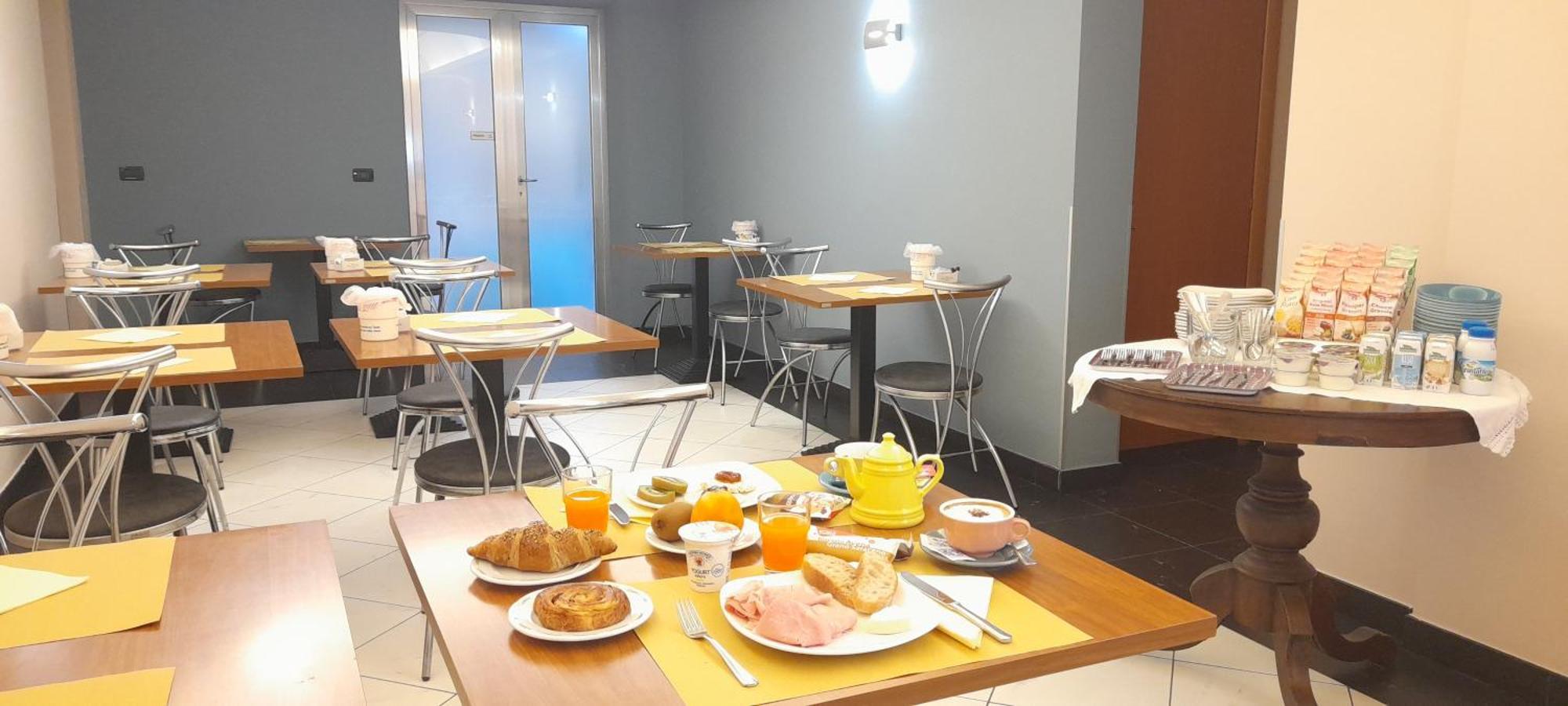 Hotel Ceretto Busca Екстериор снимка