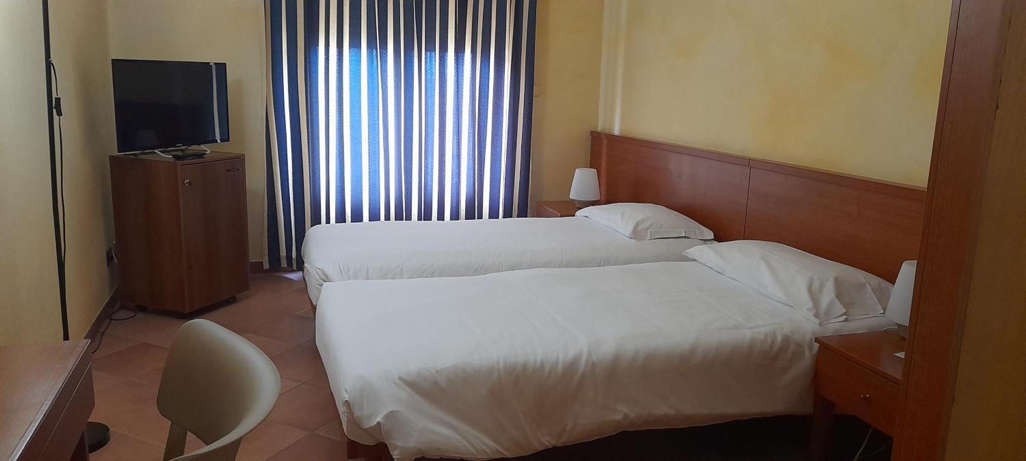Hotel Ceretto Busca Екстериор снимка