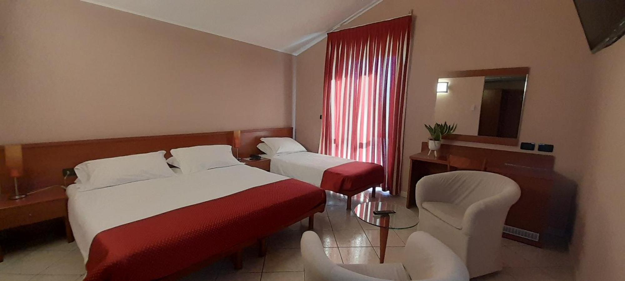 Hotel Ceretto Busca Екстериор снимка