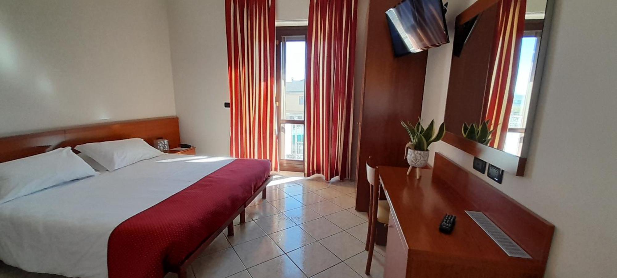 Hotel Ceretto Busca Екстериор снимка