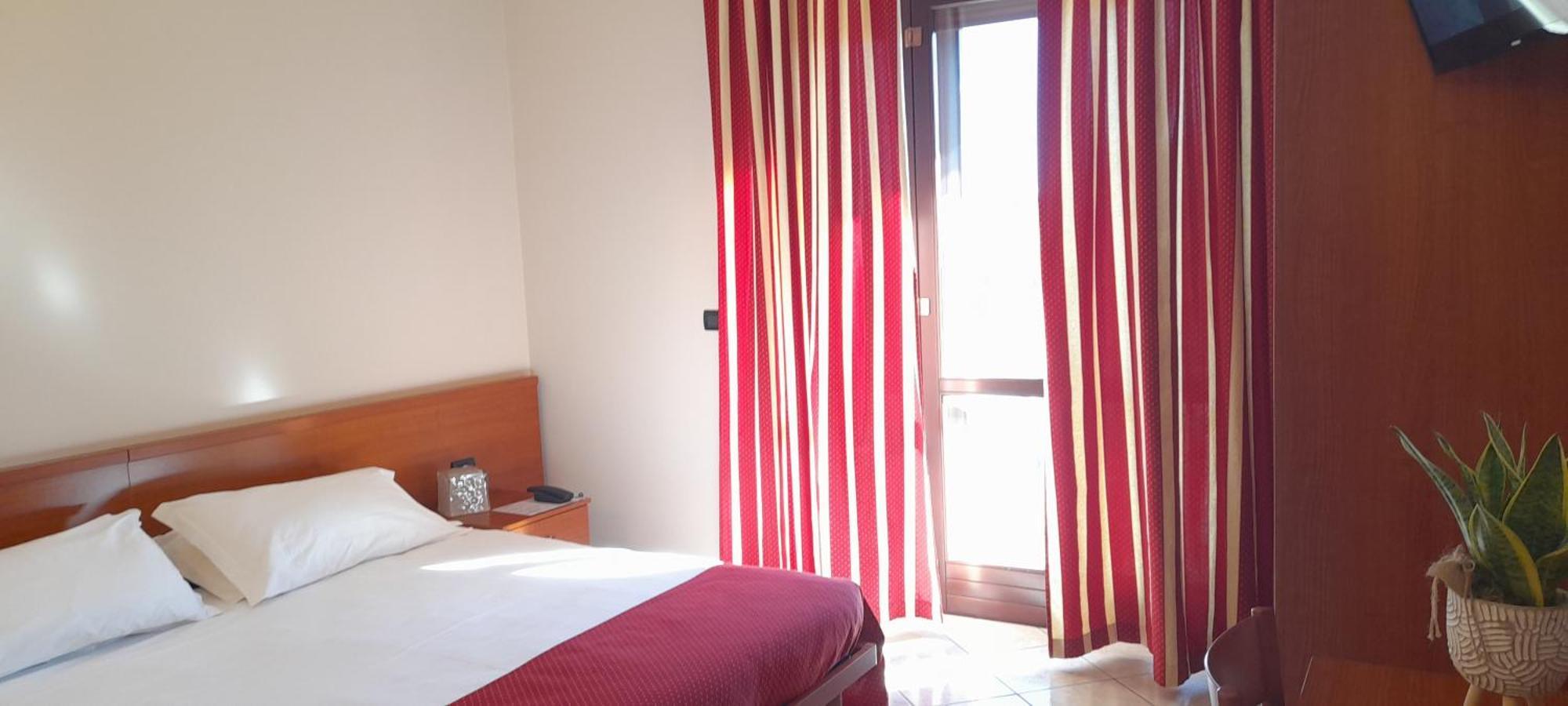 Hotel Ceretto Busca Екстериор снимка